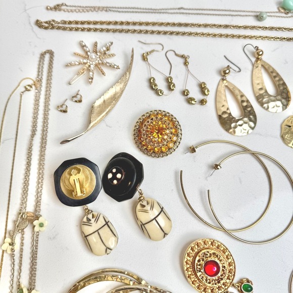 Vintage‎ Costume Jewelry Lot Brooches Earrings Necklaces Bangles Gold Tone 12 oz - Picture 2 of 5